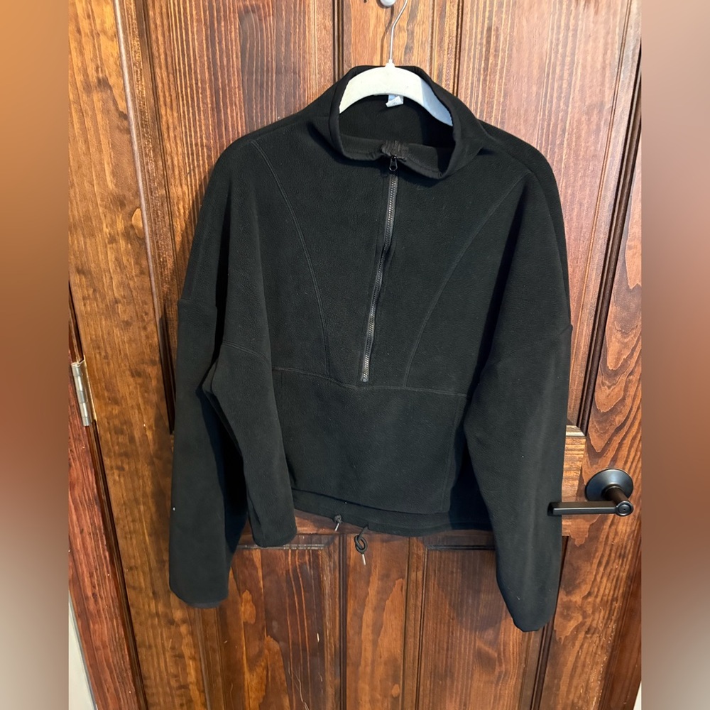 Qinsen black fleece cropped jacket large half zip used front pocket